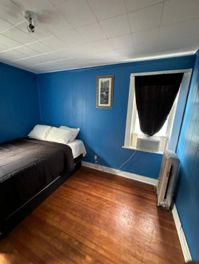 Fidelia Fuchsite Room, Queen Bed minutes from Newark Liberty international Airport and Newark Penn Station
